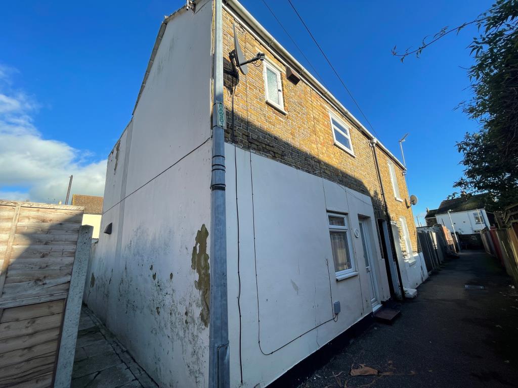 Lot: 49 - FREEHOLD TWO-BEDROOM HOUSE FOR INVESTMENT -